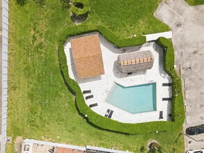 644 NE 195th St in Miami, FL - Building Photo - Building Photo