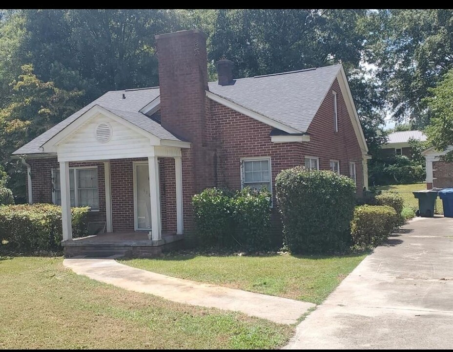 1106 Highside St in Greenwood, SC - Building Photo