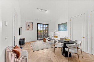 100 E Putnam Ave, Unit 311 in Cos Cob, CT - Foto de edificio - Building Photo