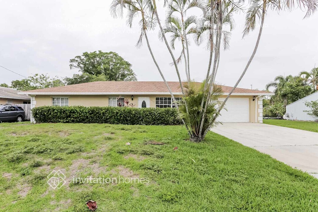 6713 Riparian Rd in Atlantis, FL - Foto de edificio