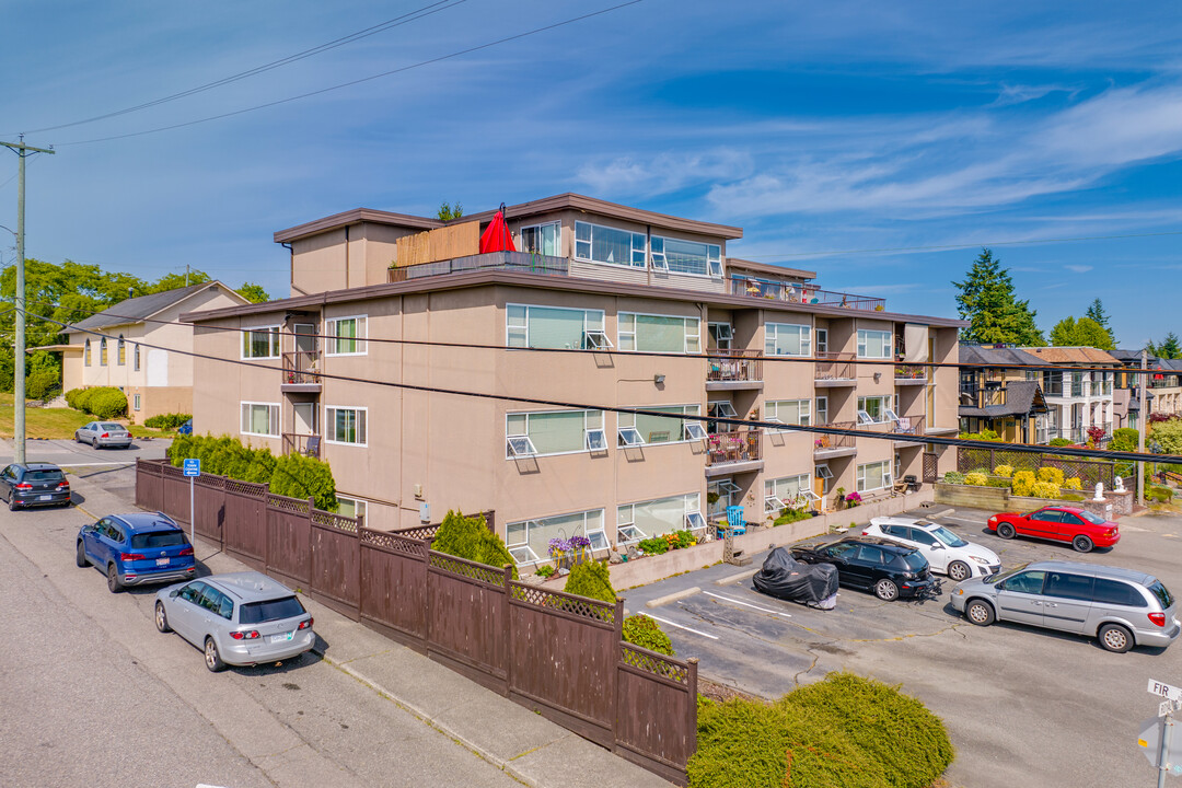 15281 Royal Ave in White Rock, BC - Building Photo