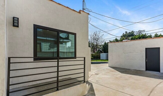 1113 N Pass Ave, Unit 1115 in Burbank, CA - Foto de edificio - Building Photo