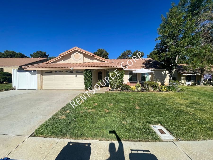 40739 Vía Nuevo in Palmdale, CA - Building Photo