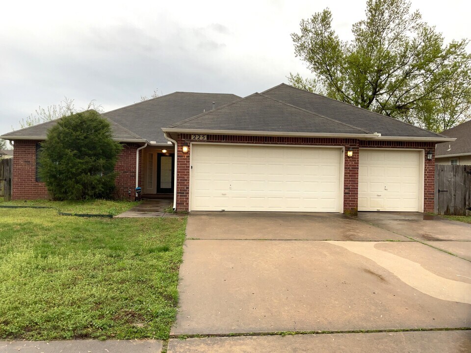 225 W Charleston St in Broken Arrow, OK - Building Photo