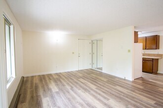 9134 SW Becker Dr in Portland, OR - Building Photo - Building Photo