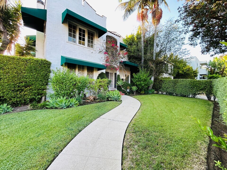 8159 Willoughby Ave in West Hollywood, CA - Building Photo