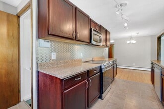 293 Brainard Rd in Enfield, CT - Building Photo - Building Photo