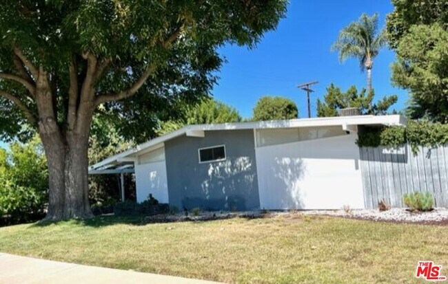 5652 Fallbrook Ave in Los Angeles, CA - Foto de edificio - Building Photo