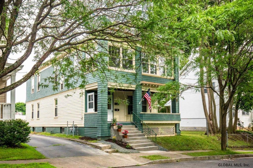 2 Woodrow Ct-Unit -2 in Troy, NY - Building Photo