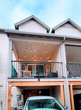 16065 NW Frog Ln in Portland, OR - Foto de edificio - Building Photo