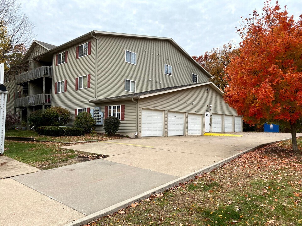 3804 Creek Hill Dr in Bettendorf, IA - Foto de edificio