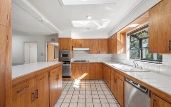 70 Tiptoe Ln in Burlingame, CA - Building Photo - Building Photo