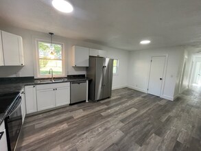 1704 Walnut Ave in Lawrenceburg, TN - Foto de edificio - Building Photo