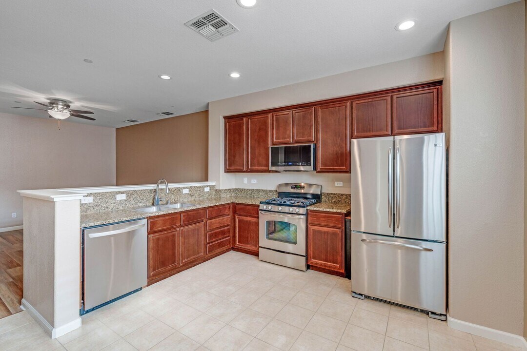 6177 Lonetree Blvd in Rocklin, CA - Foto de edificio