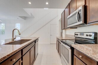 9075 Kingsmoor Way in Wellington, FL - Foto de edificio - Building Photo