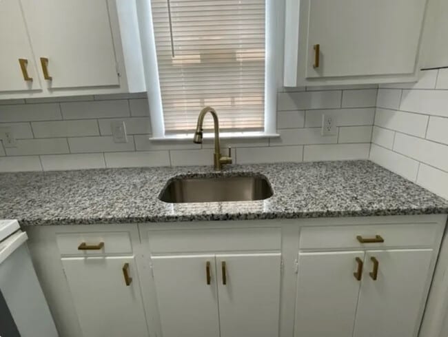 Room in Townhome on Greenbriar Rd in Greensboro, NC - Building Photo - Building Photo
