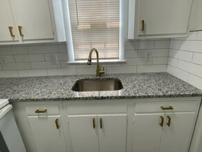 Room in Apartment on Greenbriar Rd in Greensboro, NC - Building Photo - Building Photo