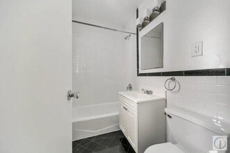 313 E 73rd St in New York, NY - Building Photo - Building Photo