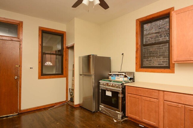 2825 N Milwaukee Ave, Unit 1 in Chicago, IL - Building Photo - Building Photo