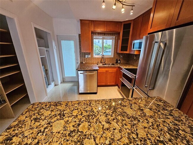 733 NW 30th Ct, Unit 3 in Wilton Manors, FL - Building Photo - Building Photo