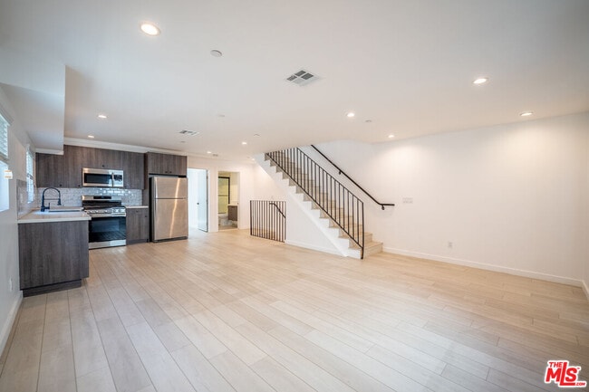 246 N Dillon St in Los Angeles, CA - Foto de edificio - Building Photo