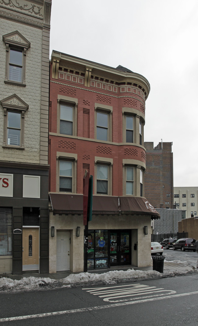 740 Bergen Ave in Jersey City, NJ - Foto de edificio - Building Photo