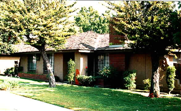 3156 E Orangethorpe Ave in Anaheim, CA - Foto de edificio