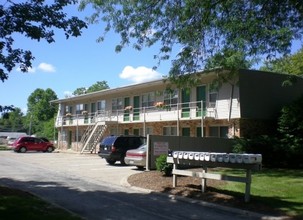 Colonial Apartments in Champaign, IL - Building Photo - Building Photo