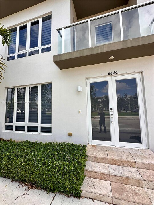 6420 NW 104th Path in Medley, FL - Building Photo