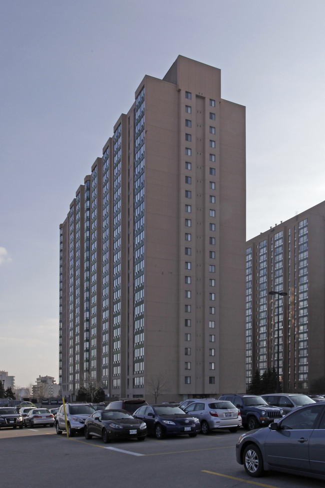 Hillcrest Suites in Mississauga, ON - Building Photo - Building Photo