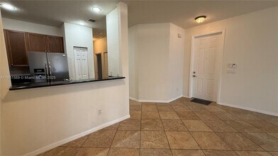 5866 Hampton Hills Blvd in Tamarac, FL - Foto de edificio - Building Photo