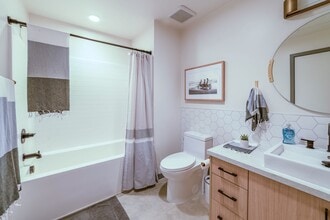 Live the Life of Luxury and Sophistication... in Vista, CA - Foto de edificio - Building Photo