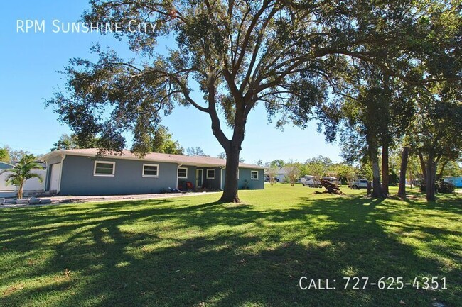 5251 54th St N in St. Petersburg, FL - Foto de edificio - Building Photo