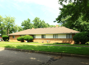 Mayberry Ranch Apartments in Parma, OH - Building Photo - Building Photo