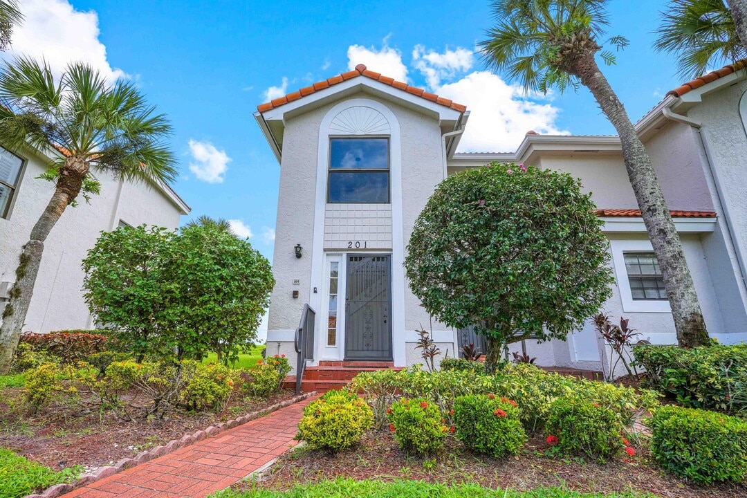 10910 Lakemore Ln in Boca Raton, FL - Building Photo