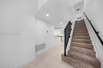 4133 N Oak Pl in Dania Beach, FL - Building Photo - Building Photo