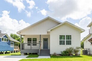1753 Pasadena St in Houston, TX - Building Photo