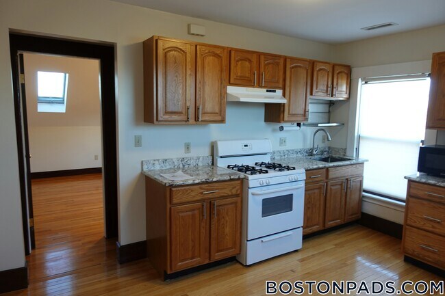 132 Crescent-Unit -9 in Waltham, MA - Building Photo - Building Photo