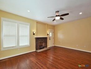 112 S Cypress Ave in Luling, TX - Building Photo - Building Photo