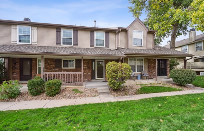 property at 6736 S Poplar Ct