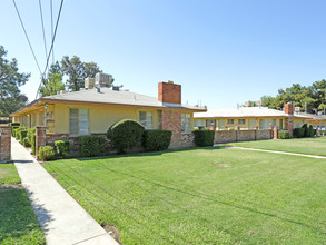 College Apartments in Fresno, CA - Foto de edificio - Building Photo