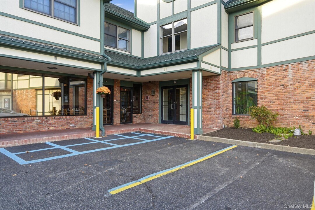 62 South St in Oyster Bay, NY - Building Photo