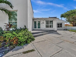 2001 NE 122nd Rd in North Miami, FL - Foto de edificio - Building Photo