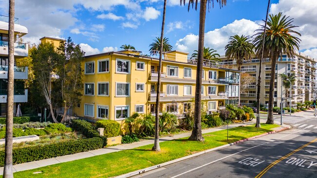 757 Ocean Ave in Santa Monica, CA - Foto de edificio - Building Photo