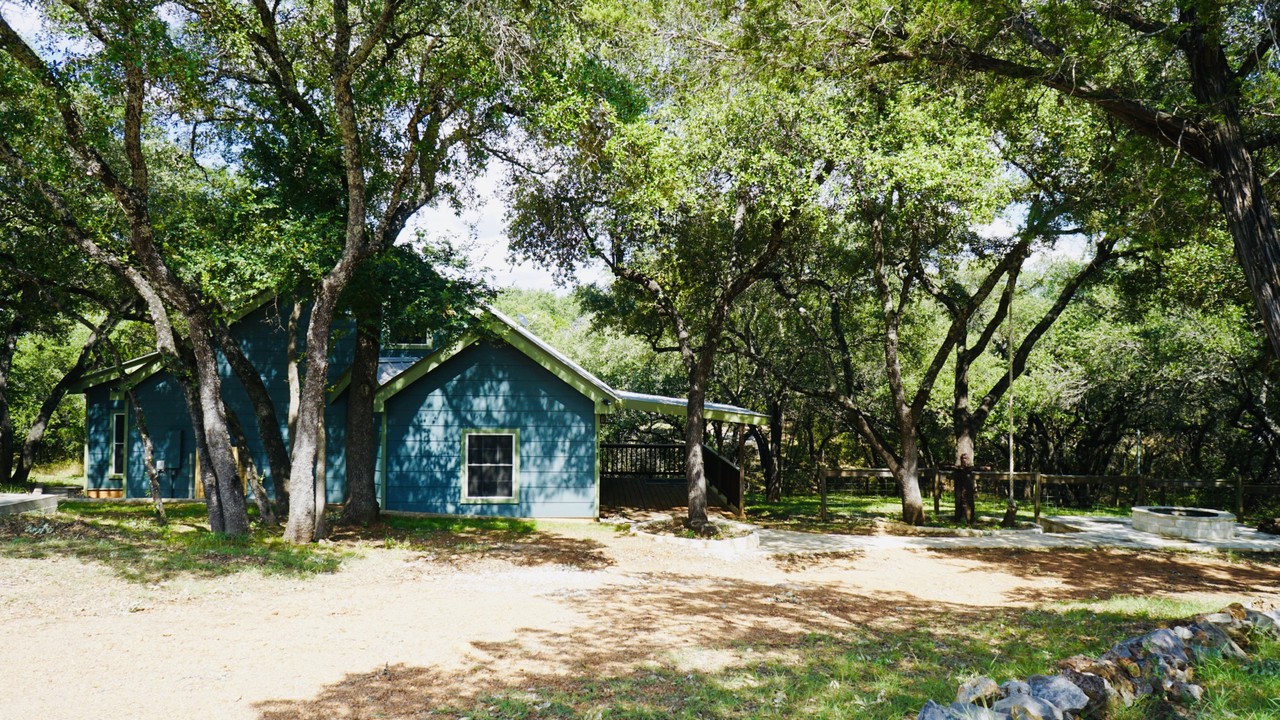 111 Rolling Hills Dr in Spicewood, TX - Building Photo