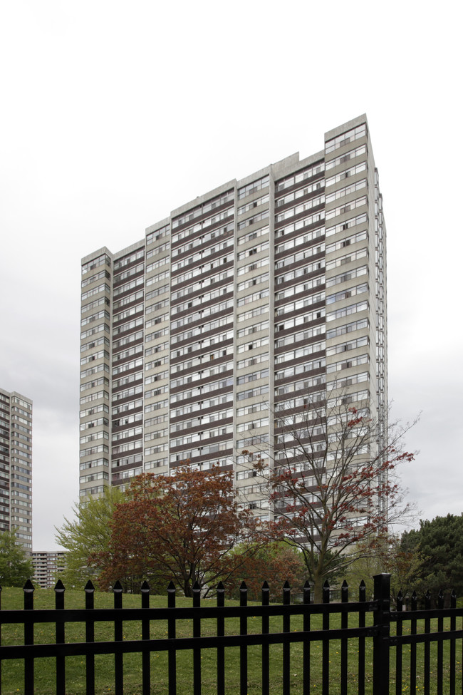 100 Antibes Dr in Toronto, ON - Building Photo - Building Photo