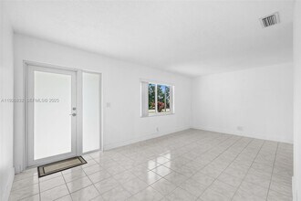 3925 NW 19th Ave in Oakland Park, FL - Building Photo - Building Photo