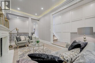 916 Manning Ave in Toronto, ON - Building Photo - Building Photo