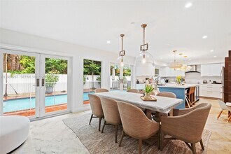 200 W Mashta Dr in Key Biscayne, FL - Building Photo - Building Photo