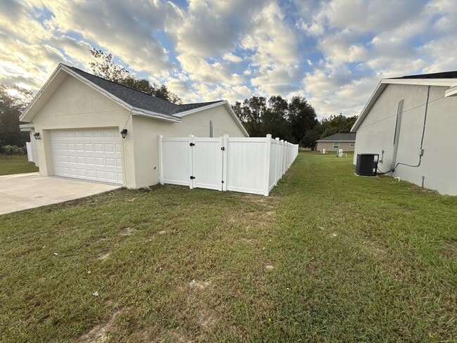 294 Malauka Run in Ocklawaha, FL - Building Photo - Building Photo